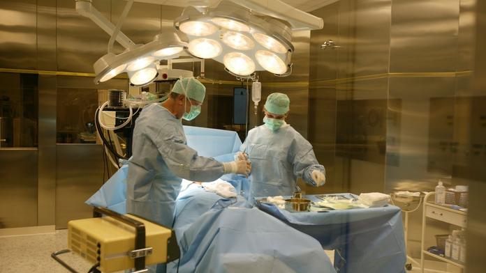 Lékaři dvakrát zpackali operaci, zdravé koleno řezali dalšímu muži