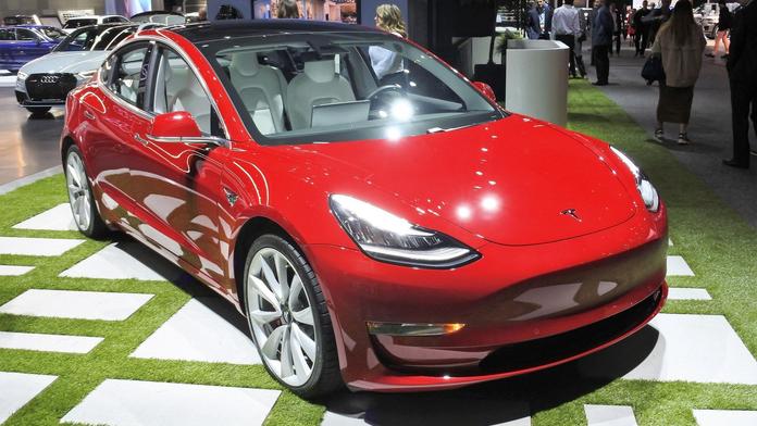 Tesla začala prodávat levný Model 3. Cena je necelých 800 tisíc