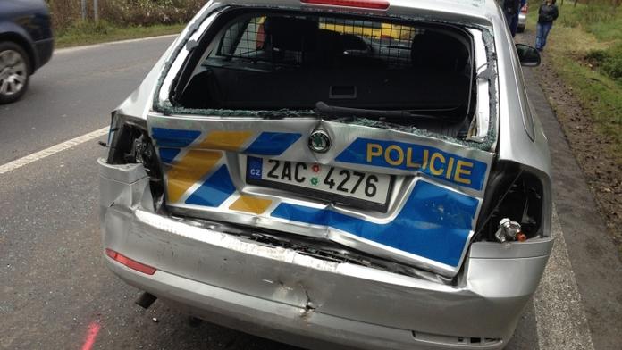 Do hromadné autonehody v Praze se připletli i policisté. GALERIE