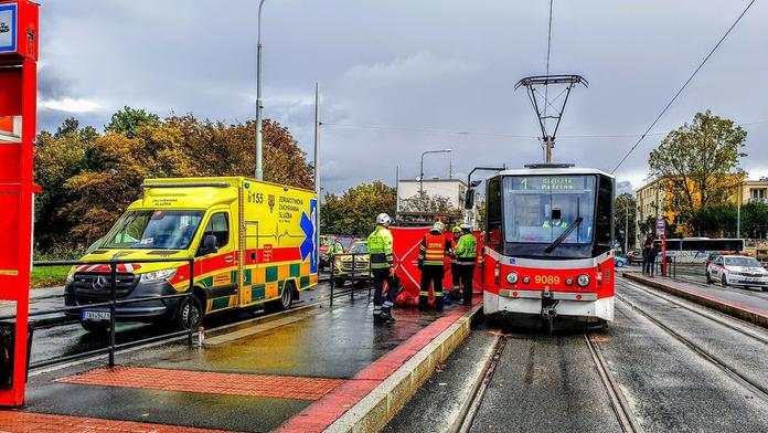 Tragická nehoda v Praze uzavřela zastávku Větrník. Tramvaj srazila ženu