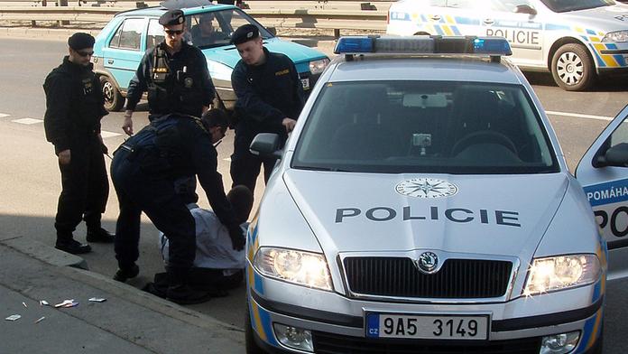 Zdrogovaný cizinec bez řidičáku jel s kradeným autem na červenou