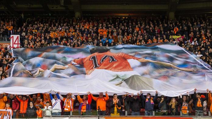 VIDEO: Nizozemci přerušili zápas s Francií, góly věnovali legendě!