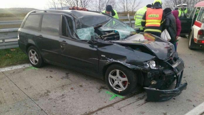 Pět lidí skončilo po vážné nehodě na dálnici D2 v nemocnici