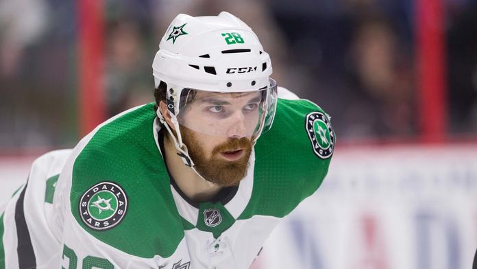 Stephen Johns v dresu Dallasu