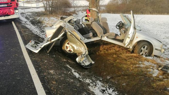 Tragédie na Chrudimsku! Ve vraku zůstali uvězněni dva lidé, řidička zemřela na místě