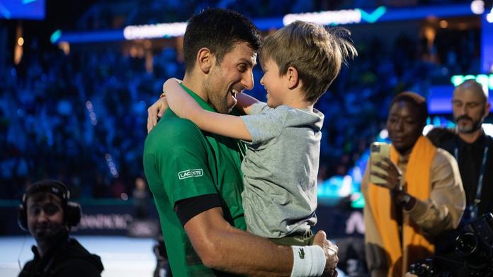 Djokovičův syn baví fanoušky. V eseji o svém hrdinovi zmínil Federera i Nadala