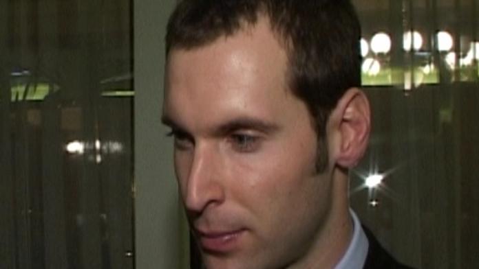 Petr Čech zatím nemusí používat helmu od Adidasu