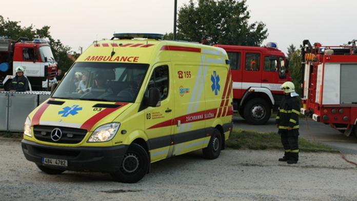Na dělníka spadl těžký motor. Prohrál boj o život