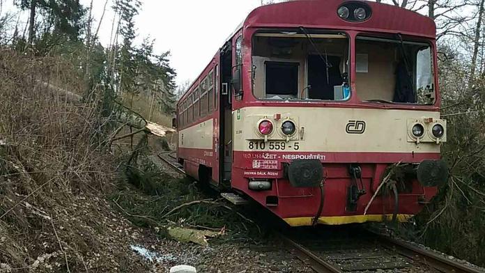 Na trať popadaly stromy. Narazil do nich vlak s 10 lidmi