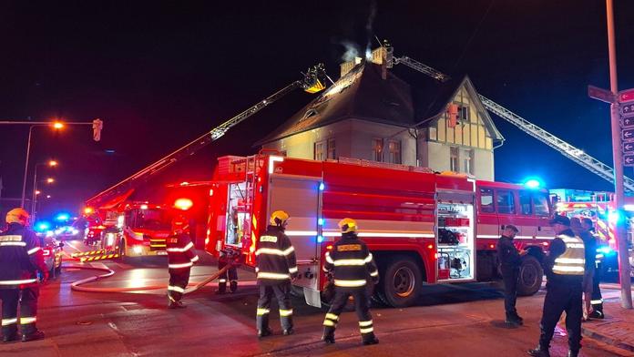 Hasiči bojují s požárem v Šumperku. Plameny pohltily tamní ubytovnu