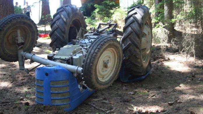 Na jihu Moravy se při práci v lese převrátil traktor! Jeho řidič na místě zemřel!
