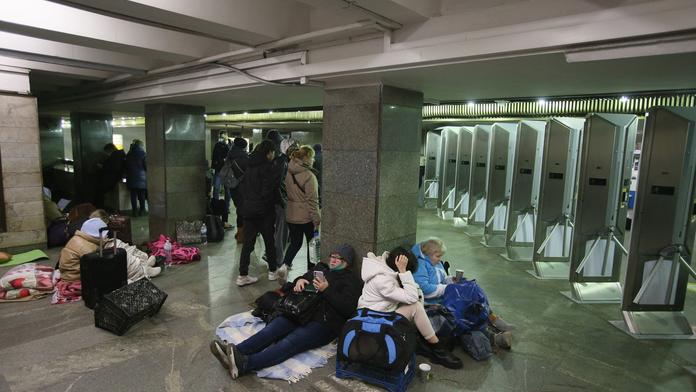 Porod uprostřed války. Malá Mia přišla na svět v kyjevském metru