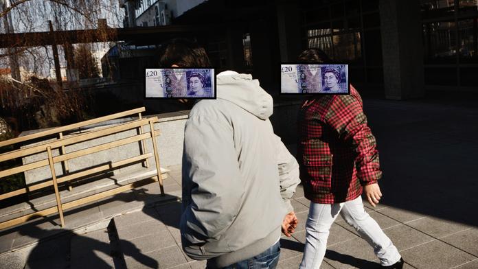 Luxus za 100 000 Kč! Brali sociální dávky v Česku i v Británii