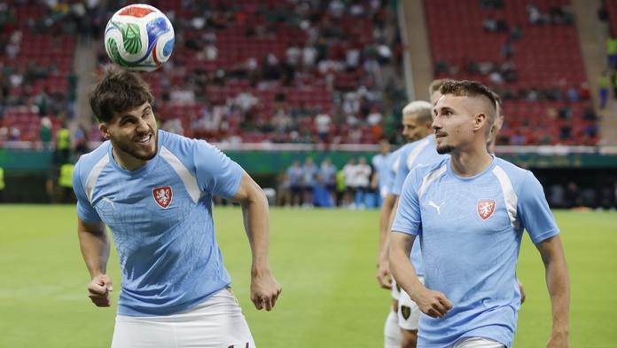 David Jurásek (vlevo) a Michal Sadílek na tréninku fotbalové reprezentace