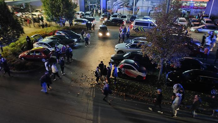 Další tvrdý policejní zátah na tuningovém srazu. 83 pokut i zabavené auto
