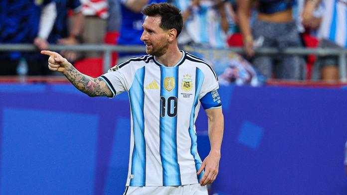 Lionel Messi slaví svůj třetí vstřelený gól na MS do sítě Alžírska