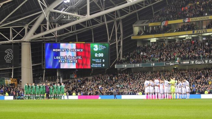 ODPORNÉ! Narušovali minutu ticha, vypískal je celý stadion