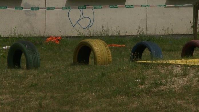 Kamil (4) a Jarmilka (5) vypadli z okna ve 3. patře. Kde byli rodiče?