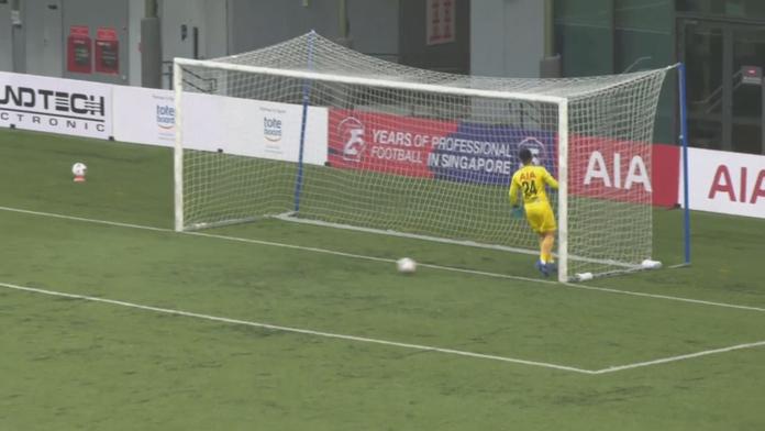 Borec na konec: Singapurec zaskočil brankáře dalekonosnou pumelicí
