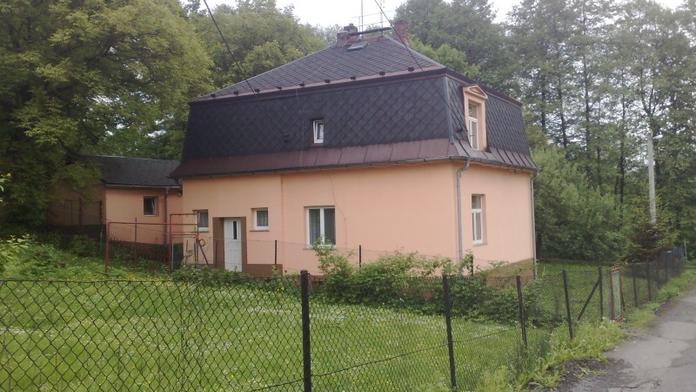Střílel ze samopalu, ukrýval tankové střely