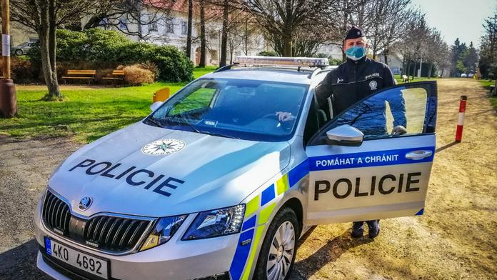 Policista neváhal a zachránil muže z hořícího auta. Těsně poté vybouchlo!
