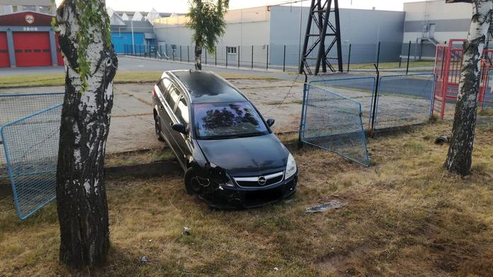Nedokázal ukrást odemčené auto! Muže zadrželi dobrovolní hasiči