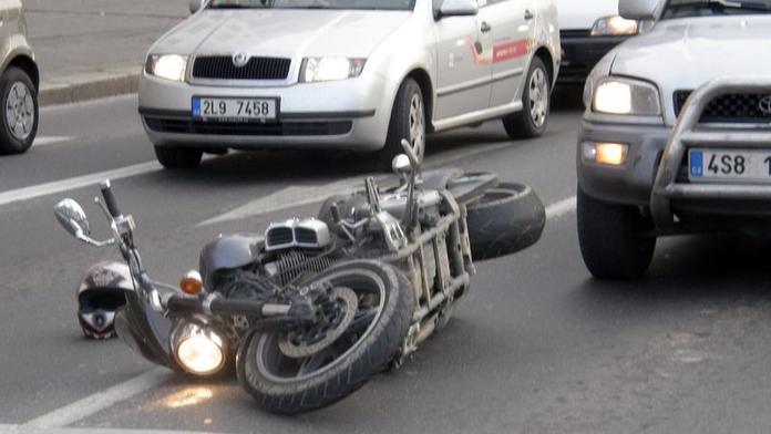 Motorkář nepřežil u Rokycan střet s náklaďákem