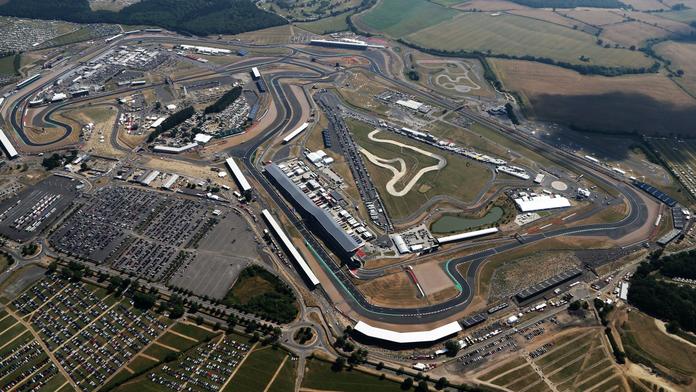 Letecký pohled na ikonický okruh Silverstone