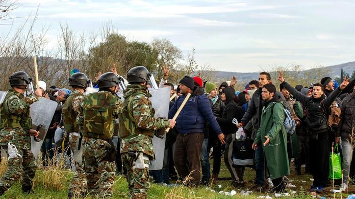 Migranti házeli kameny, policisté paralyzující granát! 40 zraněných