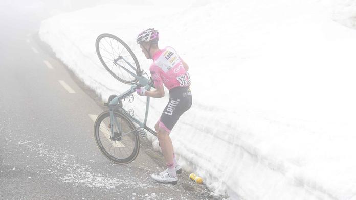 Životní úspěch nizozemského cyklisty zhatila závěj! VIDEO