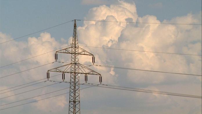 Muž čistil dráty vysokého napětí, zabil ho elektrický výboj