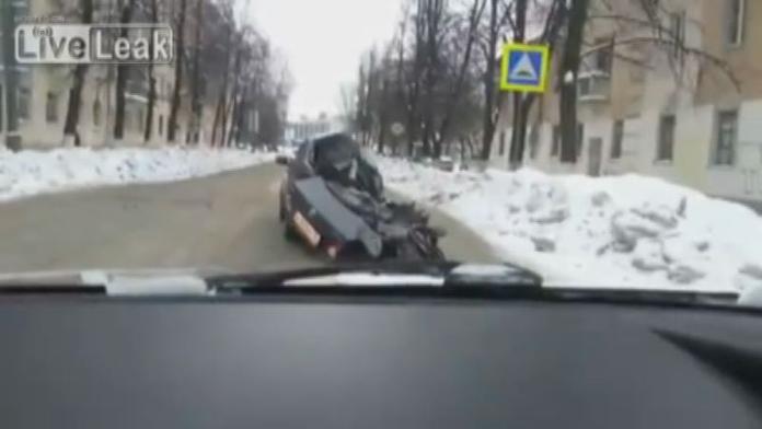 Brutální video: Řidič ujížděl v sešrotovaném autě i s MRTVÝM KAMARÁDEM