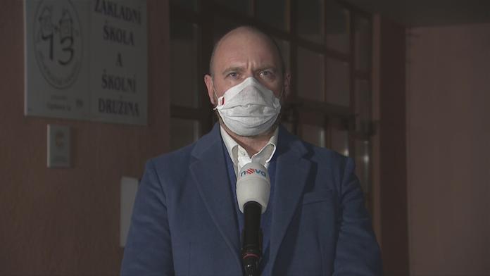 Pro školáky se nic nemění. Školy zůstanou i v pondělí pro většinu zavřené