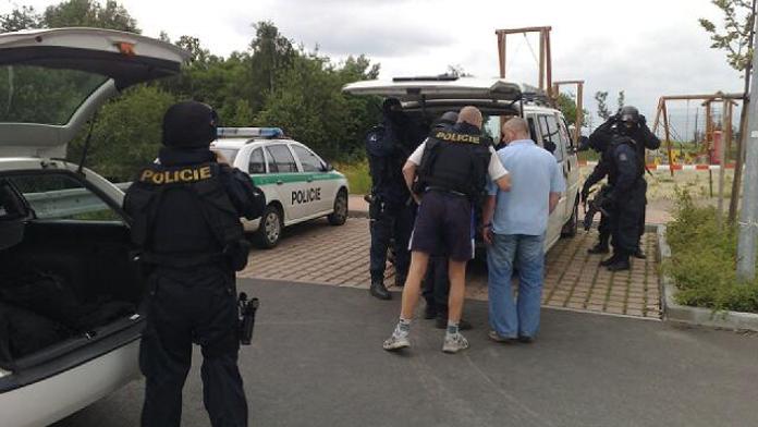 Řidič autobusu plného lidí ujížděl policii, honili ho kvůli botičce
