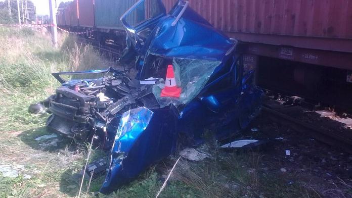 Vlak se na přejezdu srazil s motorkářem