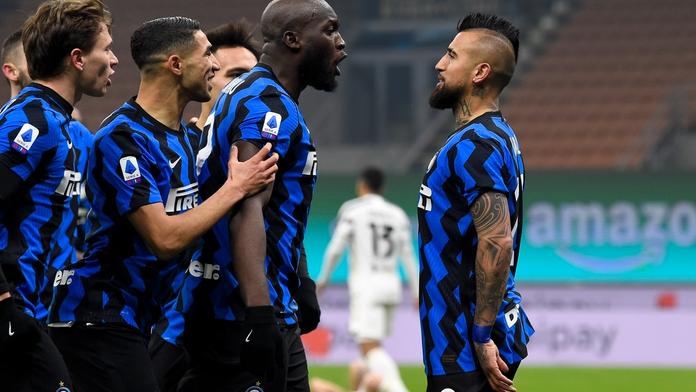 Souboj velikánů ovládl Inter, Neapol nasázel půltucet! Kucka pálil zraněný
