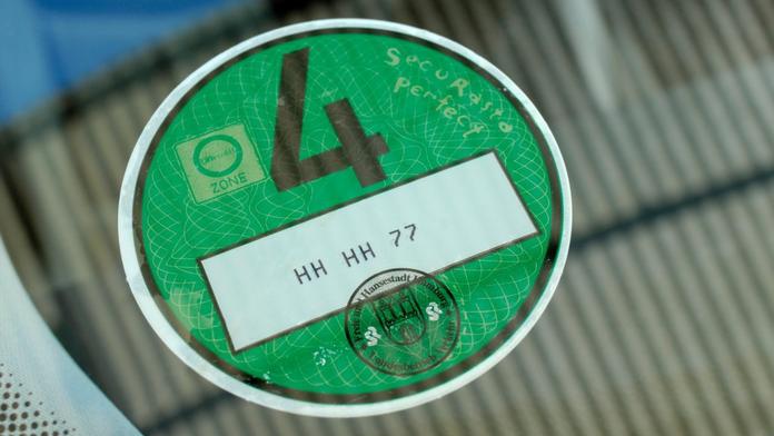 Na autě může být i 10 různých plaket. Jaké byste měli mít a na co jsou
