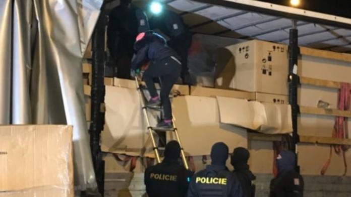 Řidič slyšel divné zvuky, v kamionu se schovávali migranti!