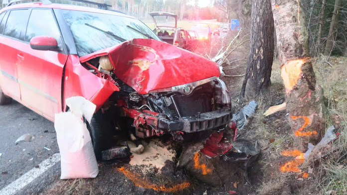 Na Vysočině havarovalo auto s dětmi. Bezohlednost řidičů vyrazila dech i policistům