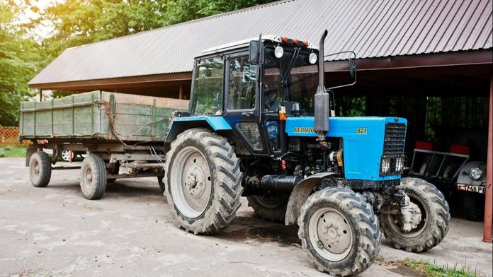 Traktor na Žďársku vezl na přívěsu muže. Ten za jízdy vypadl a zemřel