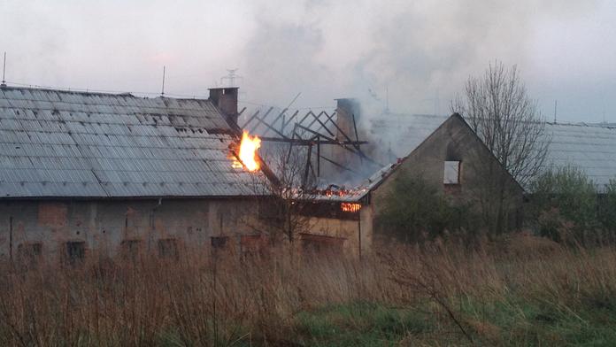 Truhlárnu ve Hvozdnici zachvátil požár, s plameny bojovalo 8 hasičských jednotek