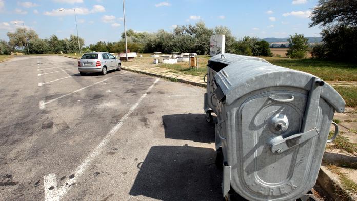 Mladík (†22) usnul v popelnici, stálo ho to život