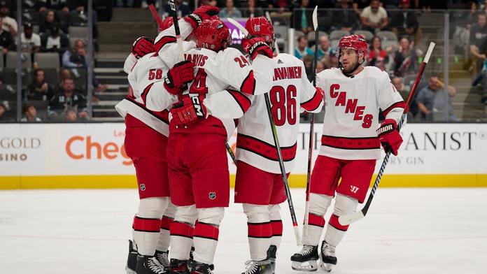 V souboji mezi Sharks a Hurricanes zářili Češi. Vejmelka kouzlil v bráně