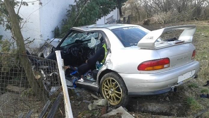 Řidič subaru nezvládl průjezd zatáčkou, při hrozivé nehodě zemřel spolujezdec!
