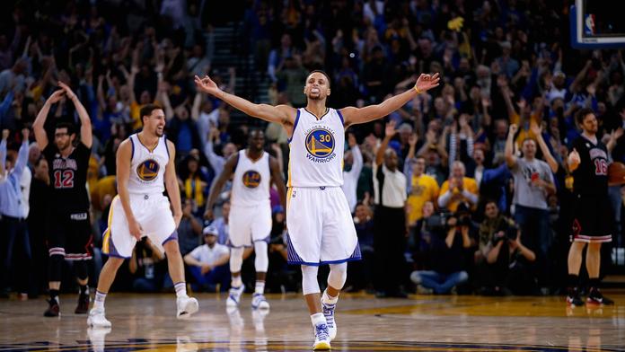 Warriors blíže nesmrtelnosti, za rekordem míří i Philadelphia