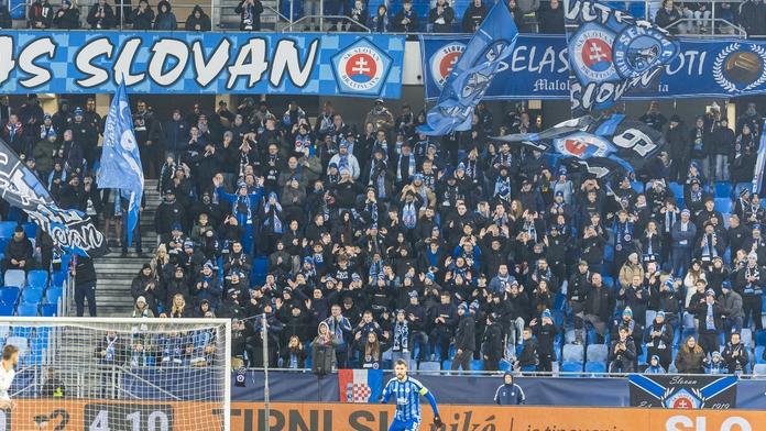 Opilí fanoušci Slovanu řádili v letadle. Došlo k zatčení i deportaci