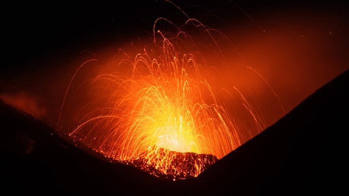 Italská sopka Etna začala chrlit lávu