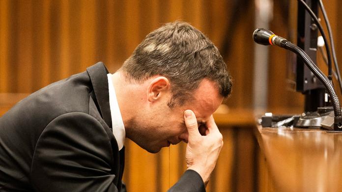 Pistorius u soudu zoufale plakal. Vzalo ho líčení smrti jeho lásky