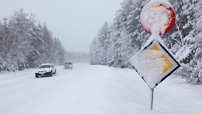 Nehoda kvůli zasněžené dopravní značce: Kdo za ni může?