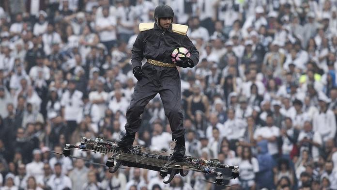 Co je to za stroj! Finále začalo po příletu vzdušného skateboardu!